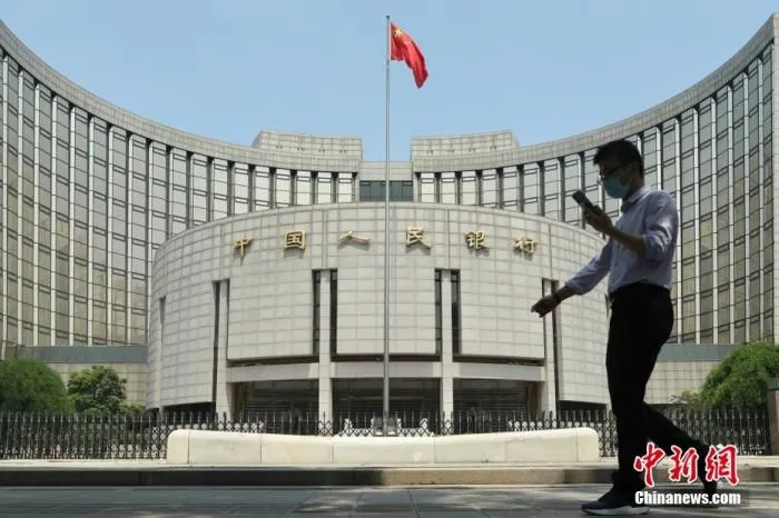 图为市民经过位于北京的中国人民银行。 中新社记者 蒋启明 摄