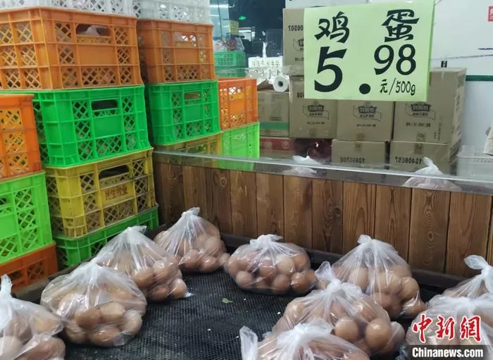 北京市西城区某超市售卖的鸡蛋。 中新网记者 谢艺观 摄