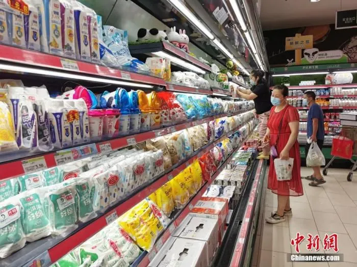 资料图：疫情期间郑州物资充足。 中新社记者 韩章云 摄 　