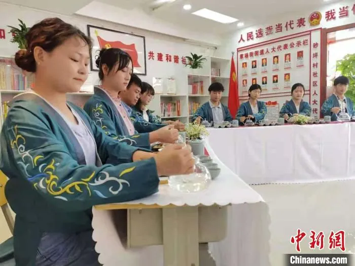 图为兰州市城关区草场街街道砂坪村社区为辖区就业困难民众提供茶艺培训、形体礼仪、评茶技能等技能培训。　张婧 摄