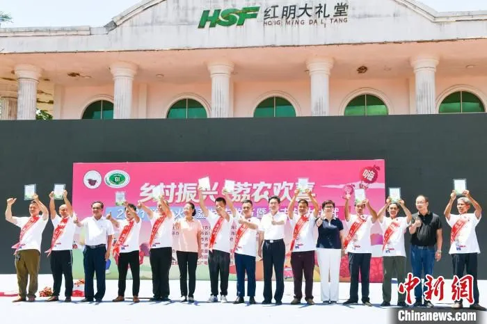 图为10名“荔志叔”获得荣誉奖牌。凌楠 摄 凌楠 摄