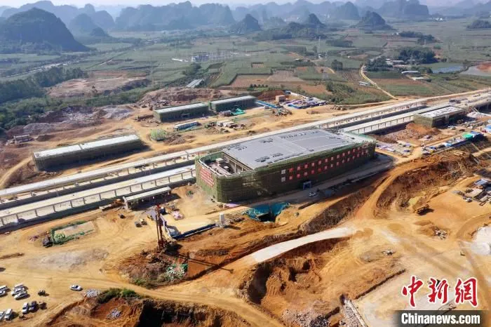 建设中的扶绥南站。　韦建松 摄