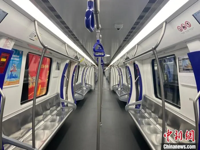 宁波地铁5号线一期工程列车。　林波 摄