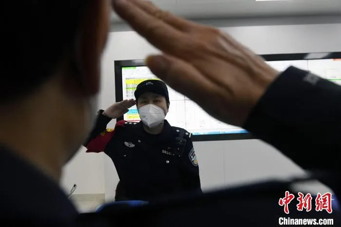孙艳琳给父亲敬礼。　蒋雪林 摄