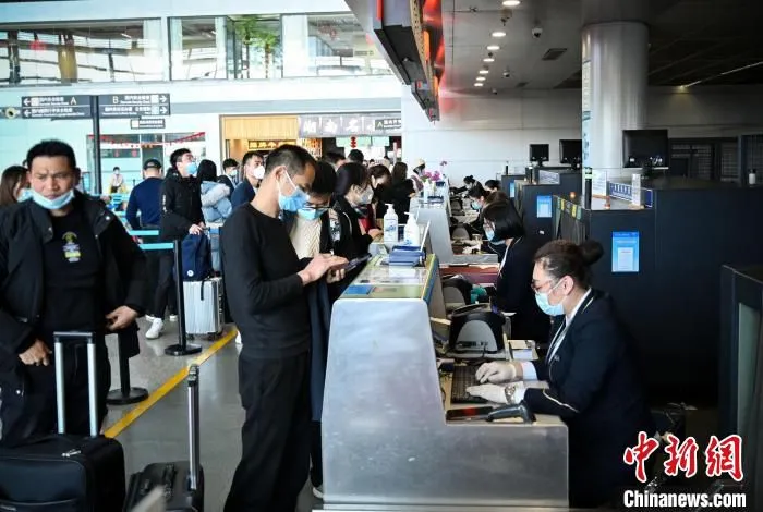 资料图：旅客在长沙机场值机。　南航 供图 摄