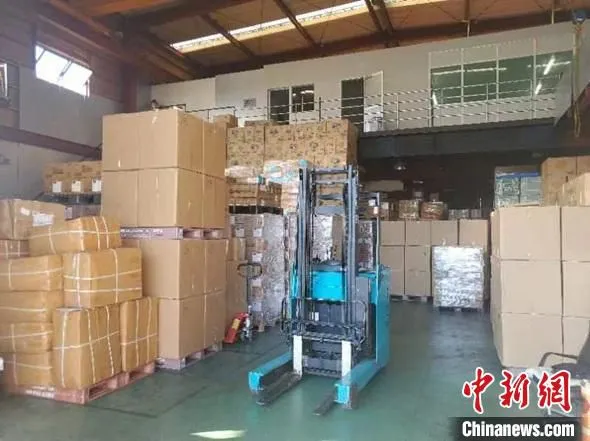 安徽首单跨区域合作跨境电商市场采购贸易货物顺利通关 孙伟 摄