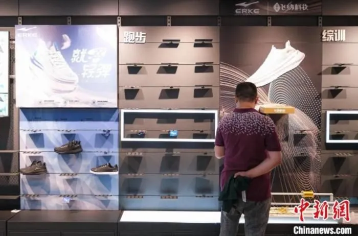 重庆市某鸿星尔克门店曾经货架售空。 何蓬磊 摄