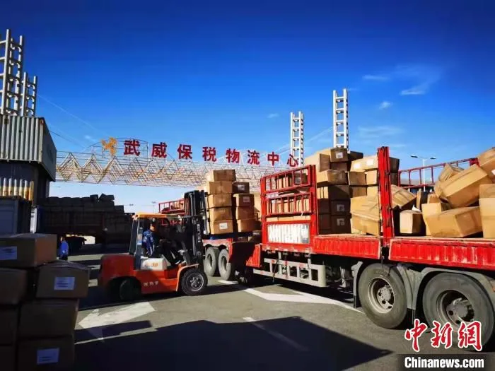 图为货物装运中。　宋鑫 摄