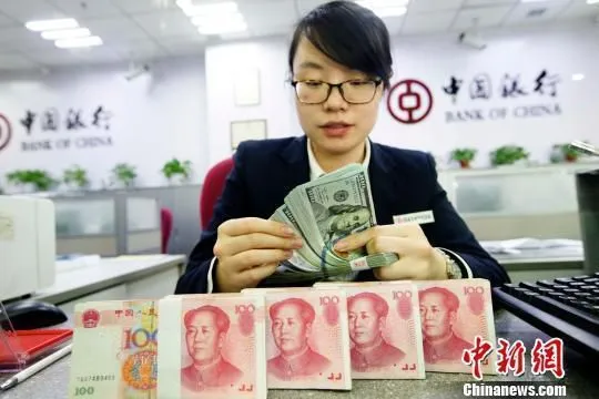 银行工作人员正在清点货币。　张云 摄

