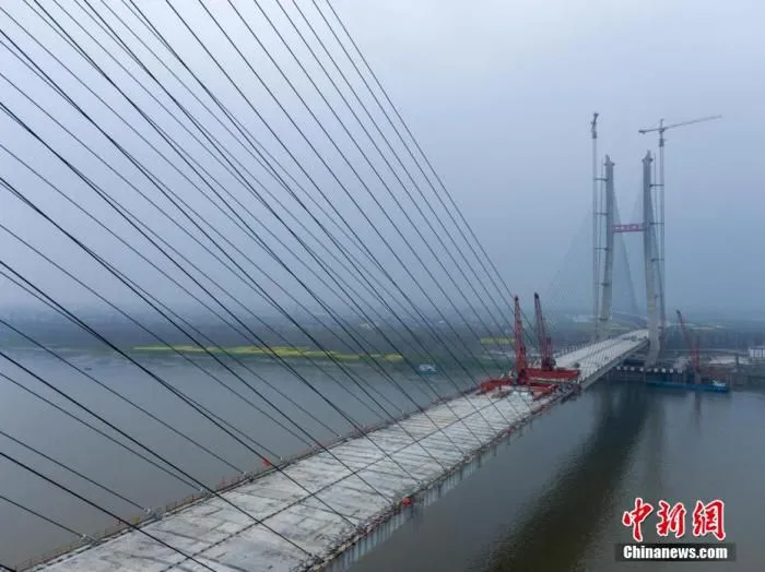 项目攻克了大体积承台混凝土浇筑、超高主塔混凝土一次性垂直传输、大跨径720米钢混结合梁索力和成桥线型控制等多项世界难题。李翔 摄