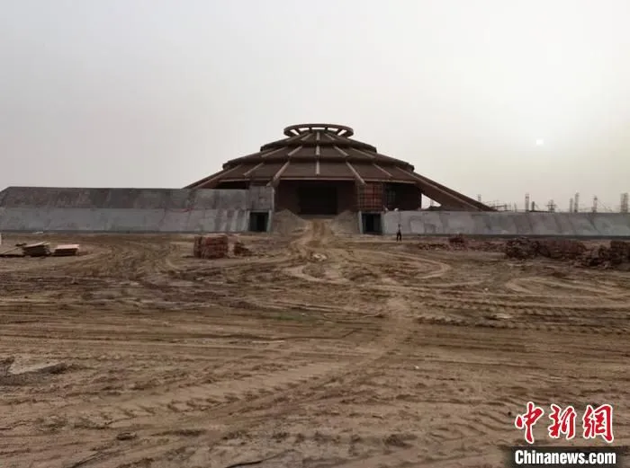 正在建设中的集博物馆、展示馆、古墓遗址群于一体的昆岗文化园景区。　戚亚平 摄
