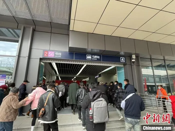 S6号线(宁句城际)开通，市民进站乘车体验。　徐珊珊 摄
