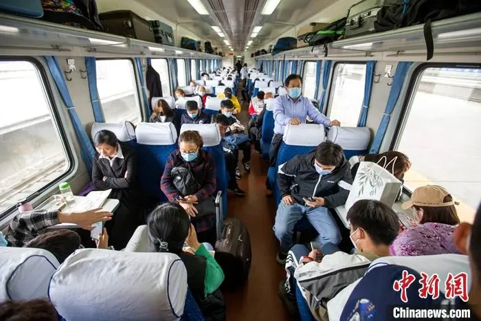 4月2日，山西太原火车站，旅客准备乘坐K7807次列车出行。
中新社记者 张云 摄 