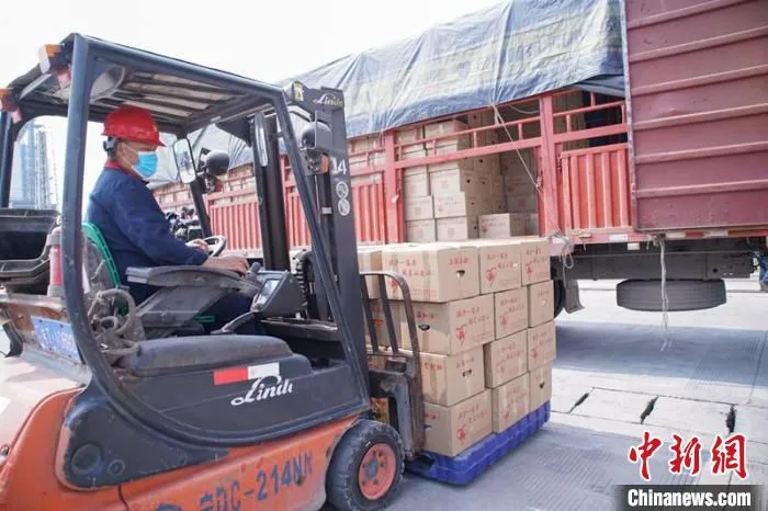 图为物资运输现场 陈冠言 摄