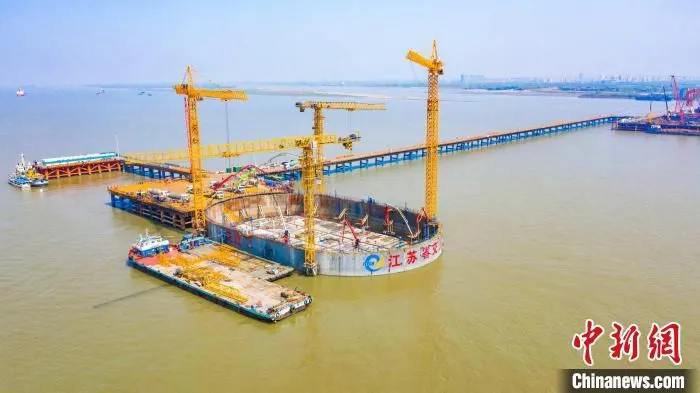 航拍常泰长江大桥建设现场。江苏省交通工程建设局供图 江苏省交通工程建设局供图 摄