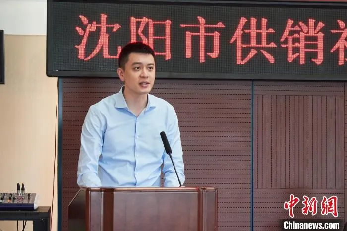 杨鸣担任沈阳供销系统优质农副产品“供销惠农公益大使”。　沈阳市供销合作社联合社供图