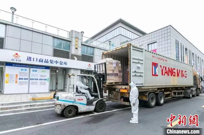在宁波保税区进口商品市场集中监管仓，首批进口商品赋码出仓。　宁波市市场监管局 供图