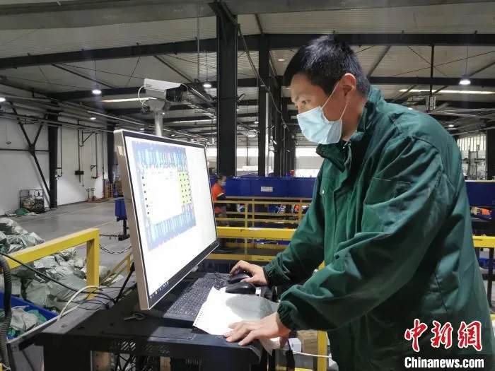 郭正谷正在查看快递分拣系统。　储玮玮 摄