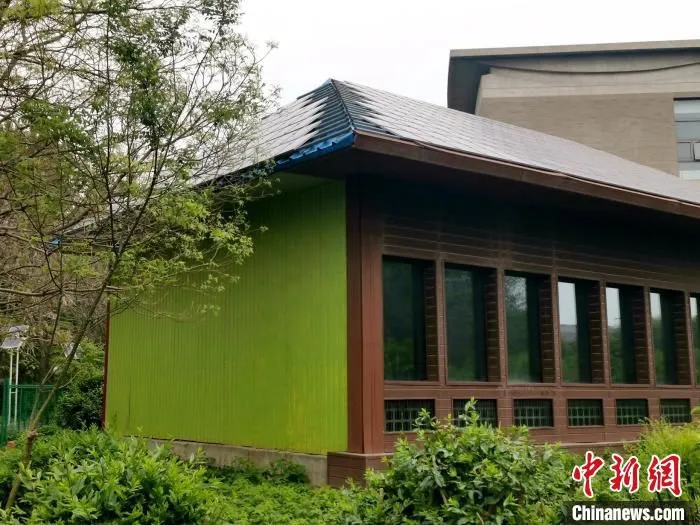 太阳能顶三面都安装了太阳能板。　赵桂华 摄