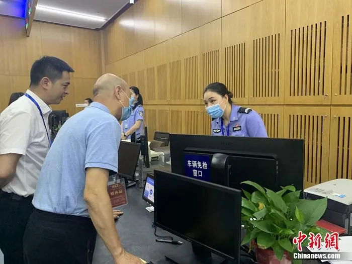 市民现场办理业务 单冰洁/摄