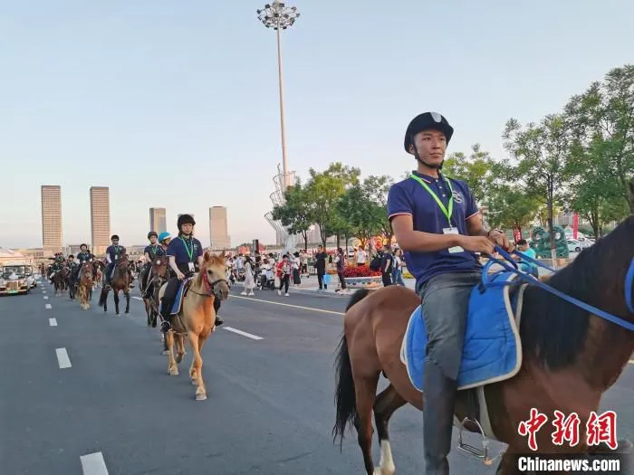 图为内蒙古自治区鄂尔多斯康巴什举行的“马上游城”项目。　李爱平 摄