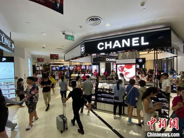 资料图：消费者在cdf海口市内免税店购物 王子谦 摄
