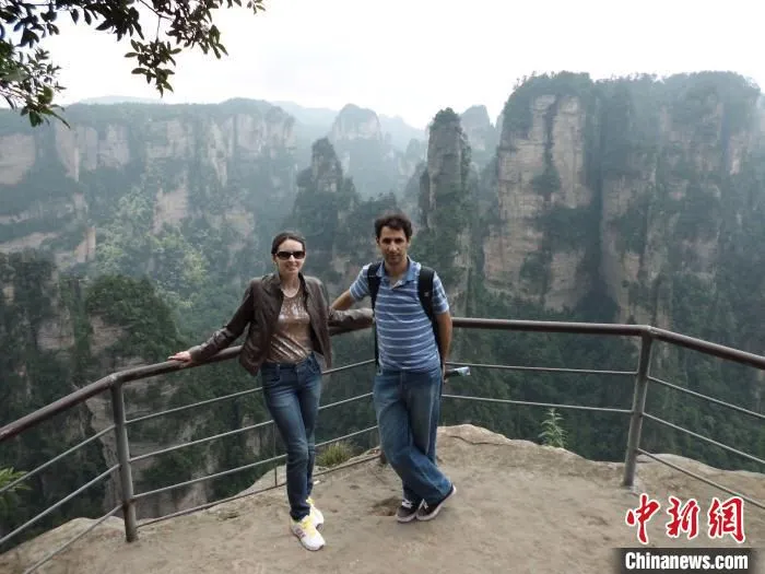 Fabiano与妻子张家界游玩时合影。　Fabiano 供图