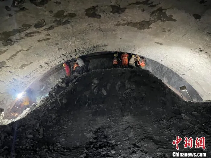图为大栗树隧道左幅贯通。　侯波 摄