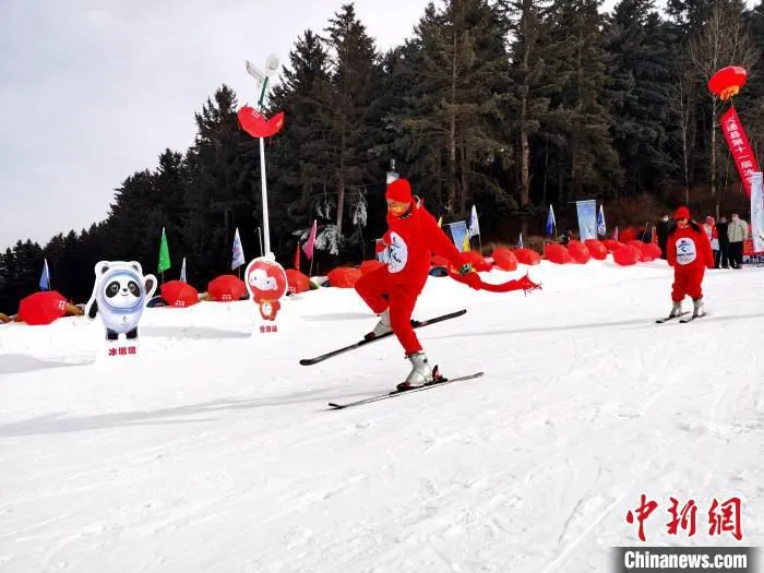 图为滑雪现场。　张添福 摄