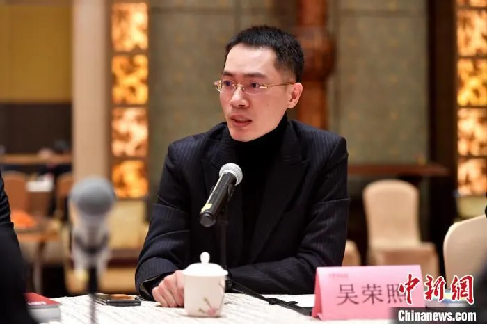 鸿星尔克董事长吴荣照与会发言。　吕明 摄