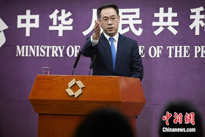 中国日前决定对原产于澳大利亚的进口葡萄酒征收反倾销税。中国商务部新闻发言人高峰4月1日在当天举行的新闻发布会上称，采取反倾销措施是世贸组织（WTO）赋予各成员的正当权利，中方此举符合WTO规则和中国国内的法律规定。中新社记者 赵隽 摄