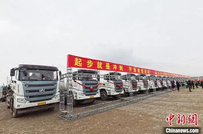 2022年，第十二师计划实施项目263个，总投资1032亿元，其中当年计划投资248亿元。　戚亚平 摄