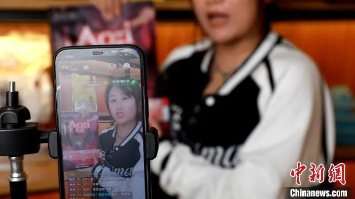 邢台市任泽区创业孵化基地内一名创业者正在通过网络直播销售狗粮。　陈惠浩 摄