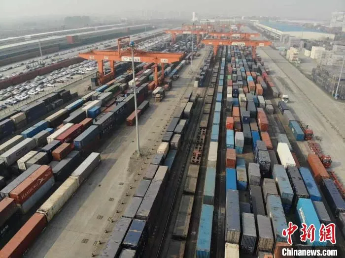 每天都有大量新国货乘坐中欧班列出海。　张浪 摄