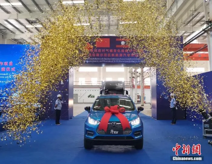 7月23日，中国老挝应对气候变化南南合作项目-万象赛色塔低碳示范区新能源车发运仪式在湖南省长沙市举行，28辆由长沙比亚迪生产的新能源汽车将助力赛色塔低碳示范区发展绿色交通，运营后预计每年将助力当地减少约1243吨碳排放，相当于植树超10万棵。 中新社记者 付敬懿 摄