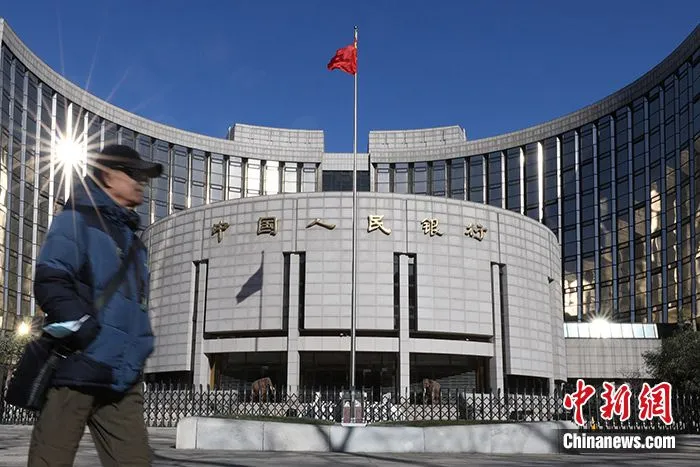 5月15日，中国央行发布消息称，5月11日，国际货币基金组织（IMF）执董会完成了五年一次的特别提款权（SDR）定值审查。这是2016年人民币成为SDR篮子货币以来的首次审查。资料图为市民经过位于北京的中国人民银行。 中新社记者 蒋启明 摄
