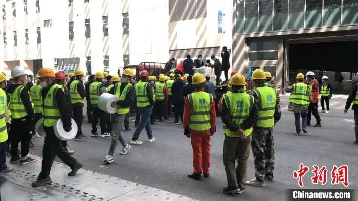 国家会展中心(上海)2号馆前，中建二局安装公司工人正在卸运物资。　中建二局供图
