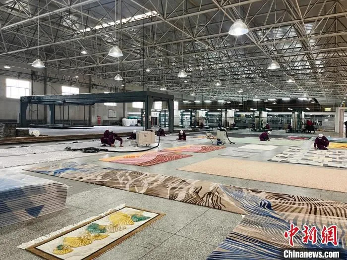 图为青海圣源地毯集团有限公司地毯生产车间。　孙睿 摄