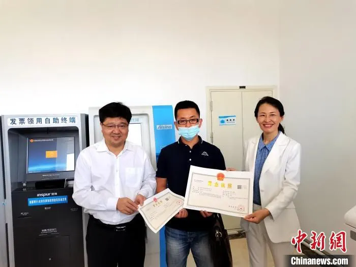 “襄十随神”市场主体登记“一体化”战略合作启动后发放的第一张营业执照 胡传林 摄