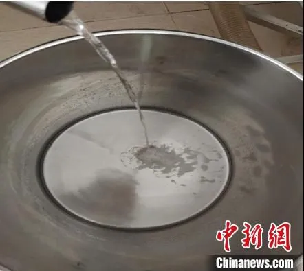 刚蒸馏出的增城荔枝酒(资料图) 广州市增城区委宣传部 供图