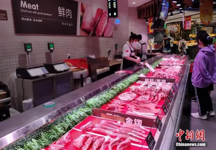 图为10月13日，市民在福州一超市内挑选猪肉。 中新社记者 吕明 摄 　