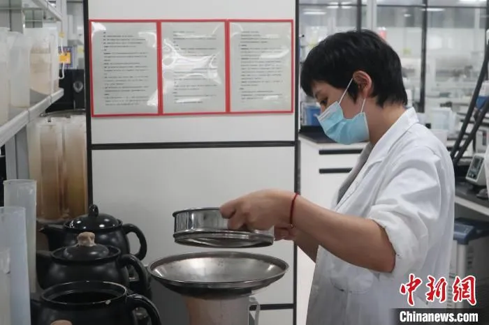 图为一方制药标准汤剂制备区 孙秋霞 摄