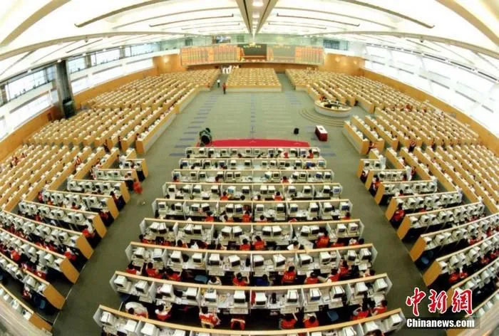 图为2002年，上海证券交易所加入国际交易所联合会。中新社发 徐汇 摄