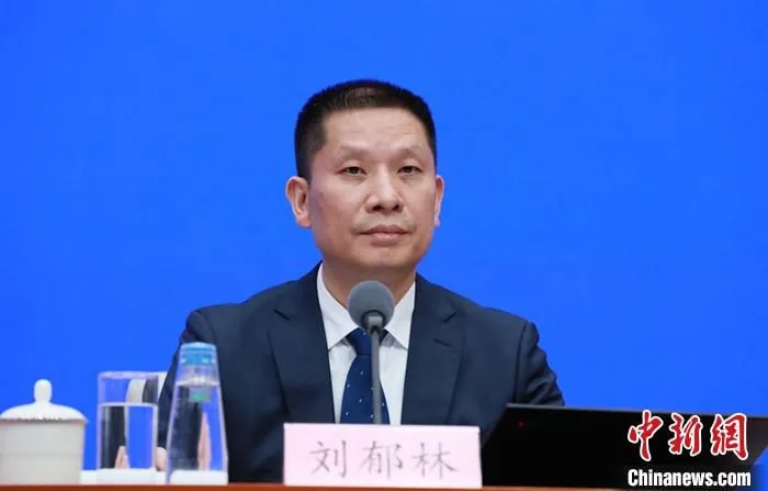4月19日，中国国务院新闻办公室在北京举行国务院政策例行吹风会，介绍网络提速降费政策有关情况，并答记者问。据介绍，截至2月底，累计建成5G基站79.2万个，独立组网模式的5G网络已覆盖所有地级市，5G终端连接数已达2.6亿。中国工业和信息化部信息通信发展司负责人刘郁林在会上表示，5G商用一年多来，运营企业努力克服新冠肺炎疫情的影响，加快推进5G网络建设，已经初步建成了全球最大规模的5G移动网络。 中新社记者 杨可佳 摄