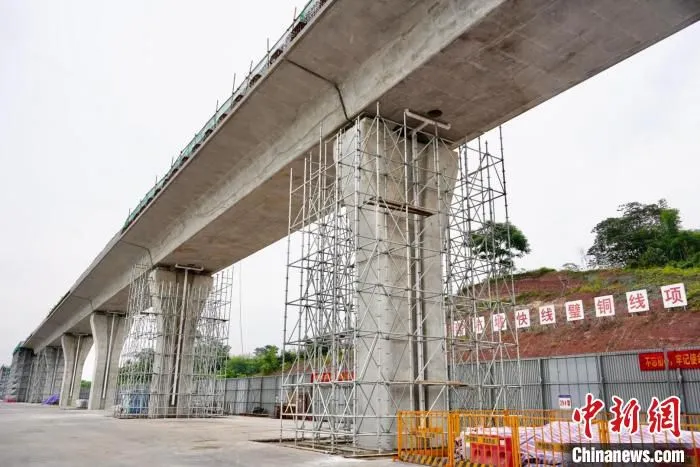 图为城轨快线璧铜线项目施工现场。　官鑫 摄