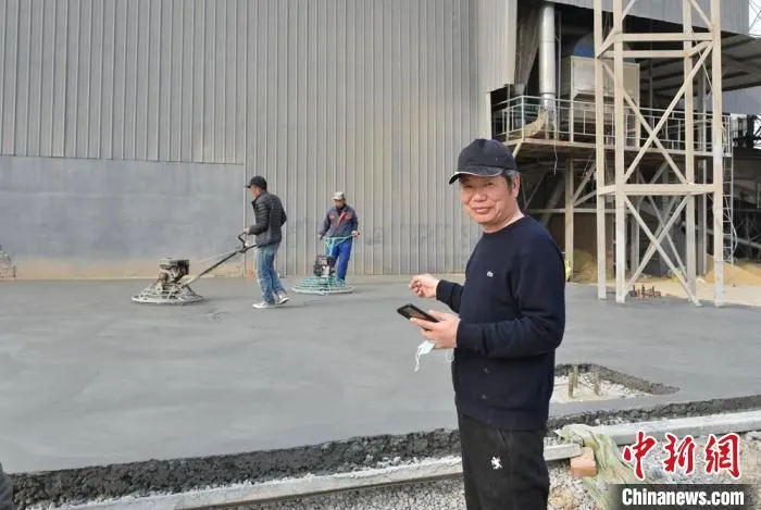见到孔祥群时，他正在米厂增建的除尘设备工地忙着。　朱志庚 摄