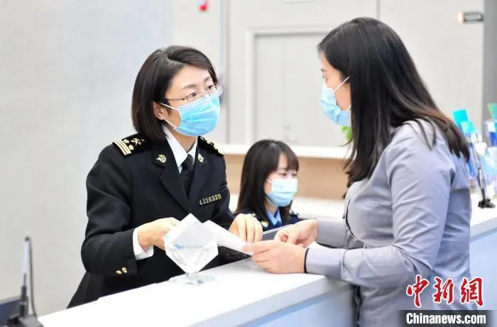 青岛海关签发RCEP正式生效后中国首份RCEP原产地证书。　陈星华 摄