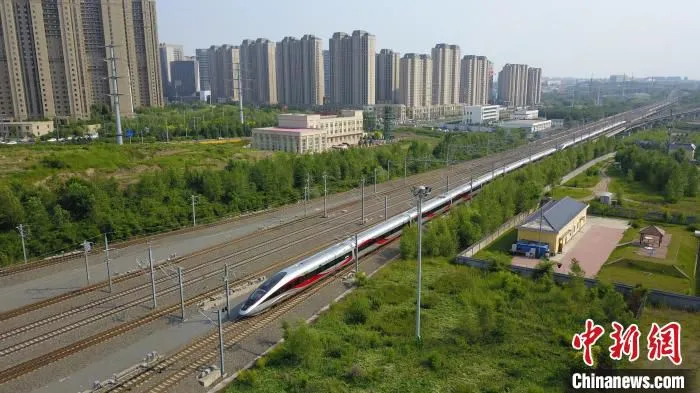 哈铁管辖高铁动车组。　哈铁供图