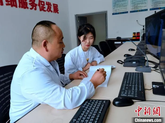 图为公路段工作人员对公路情况实时监控。　李隽 摄