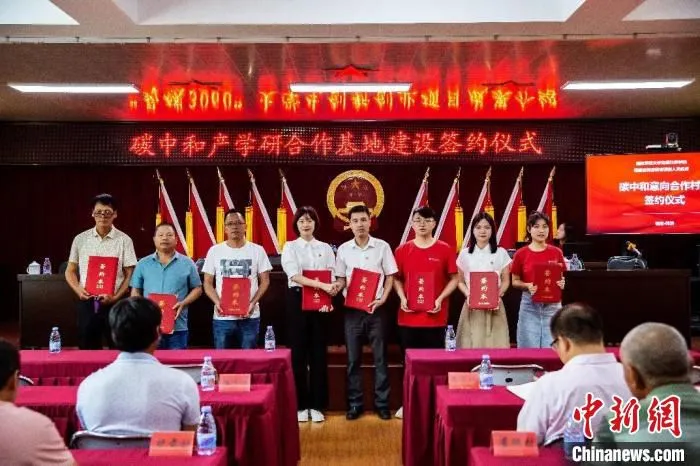 福建师范大学“易碳3060”团队已为全国7省地12个项目服务，经济价值3.25亿元人民币。　陈方媛 摄